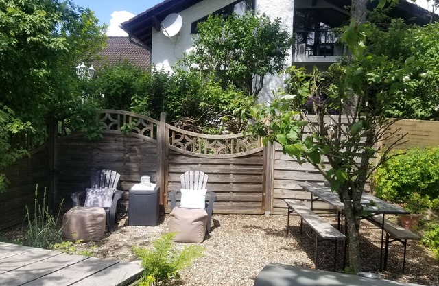 Schöne 65qm Wohnung im Grünen m. kl. Garten, extra Apartment f. 2P zubuchbar!