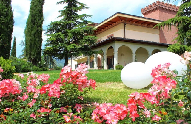 ★ Elegantes und komfortables Dachgeschoss in der Villa mit großem Garten und Parkplatz ★