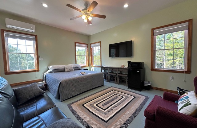 Cozy B&B in walking distance to onsite tasting room in Lee!