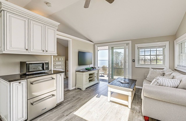 Cozy Baiting Hollow Bungalow: Views, Walk to Beach