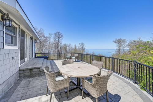 Cozy Baiting Hollow Bungalow Views, Walk to Beach