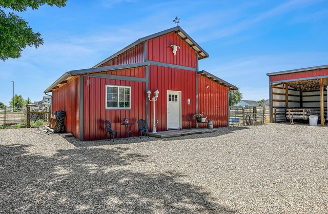 Cozy Barnhouse Retreat for Two with Fireplace Near Boise