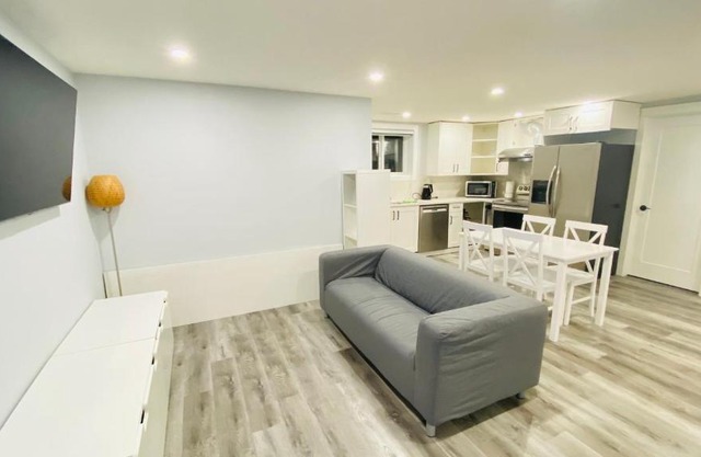 Cozy basement 2br w/kitchen溫馨豪房+廚房