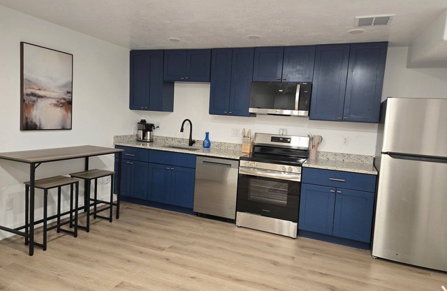 Cozy Basement Apartment for 2
