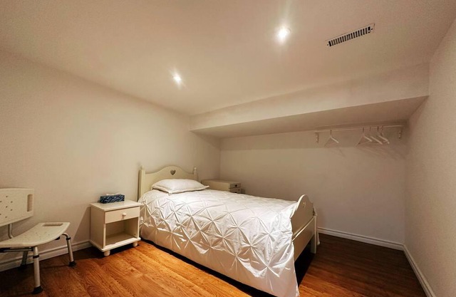 Cozy basement ensuite close to everything in Newmarket