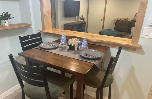 Cozy basement suite- Cumberland, close to bike trails