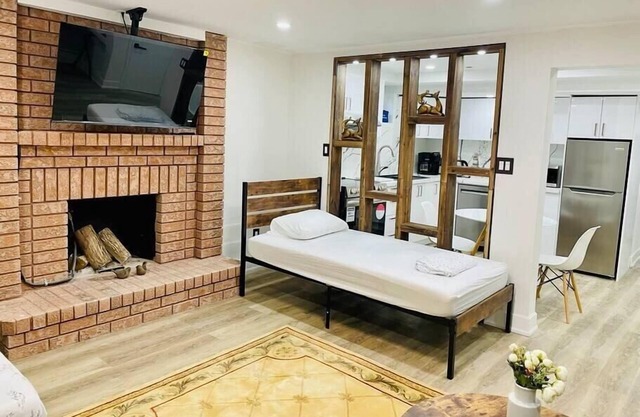 Cozy Basement Suite Near Hwy 400