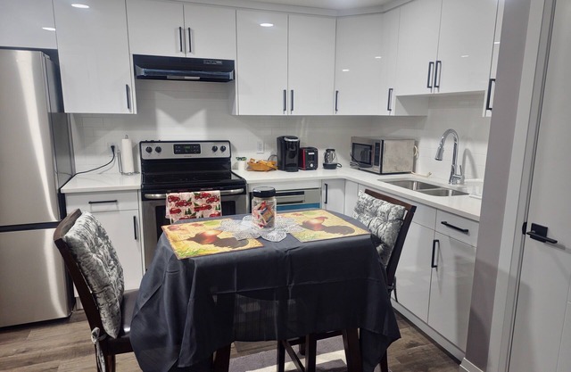 Cozy Basement Suite with Free wifi and private entrance