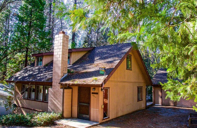 Cozy Bass Lake home in Willow Cove with fireplace, grill & deck
