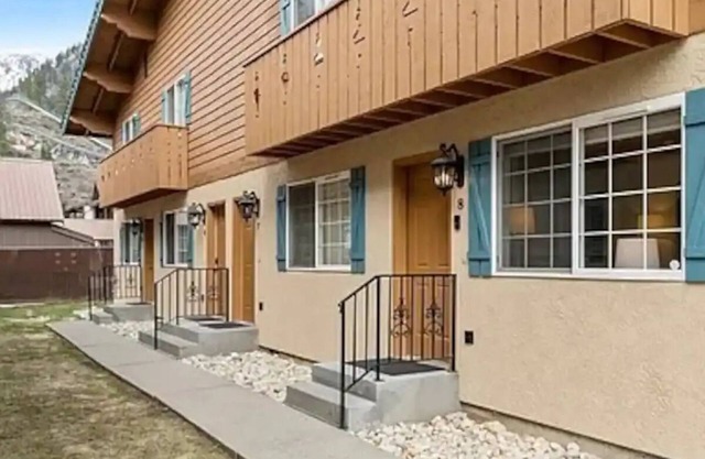 Cozy Bavarian Getaway ~ 5-Star Location ~ Hot Tub!