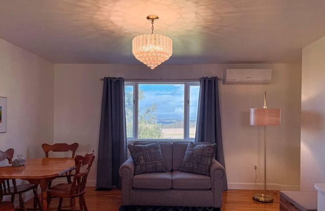 Cozy Bay View Getaway, 2BD, New Appliances access to Trans Canada Trail