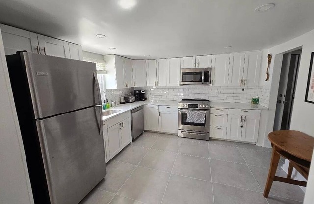 Cozy Beach Apartment Just 2 Blocks from the Ocean