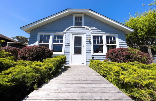 Cozy Beach Bungalow-midway between beach and town