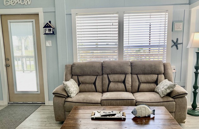 Cozy Beach Cottage just a short walk to Matagorda Beach!