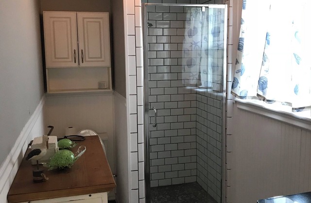 Cozy beach cottage, approximately 3 blocks from the beach. Pet friendly!