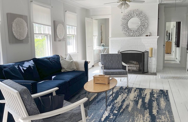 COZY BEACH COTTAGE on Towd Point w/pool and only 5 mins from the beach!
