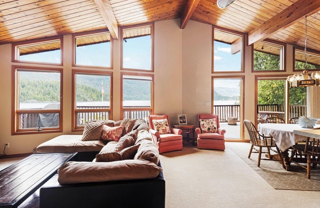 Cozy Beach Front getaway, with mountains and lake views all around.