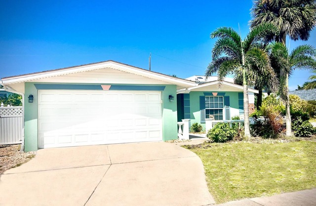 Cozy beach home! Private pool, 2min walk to beach, walkable to restaurants/shops