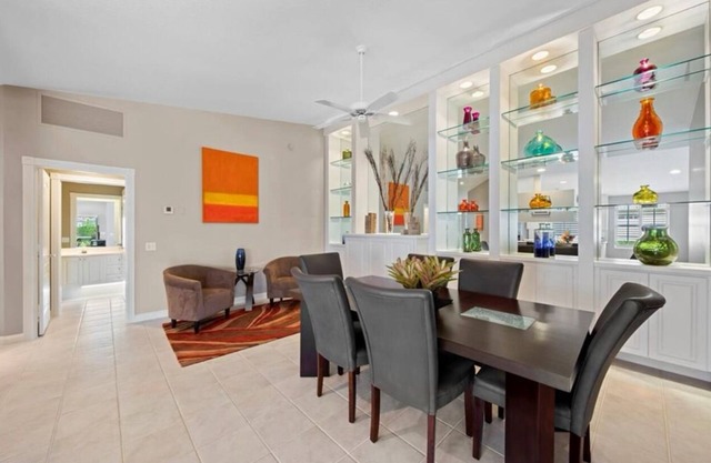 Cozy beach home in vibrant neighborhood with Pickleball courts & Restaurant Home
