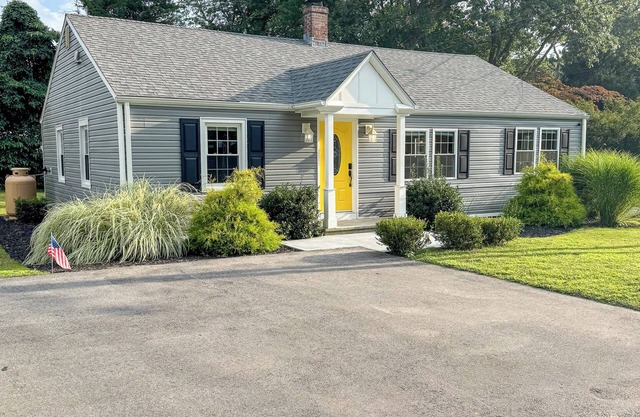 Cozy beach retreat in Niantic's Black Point Beach