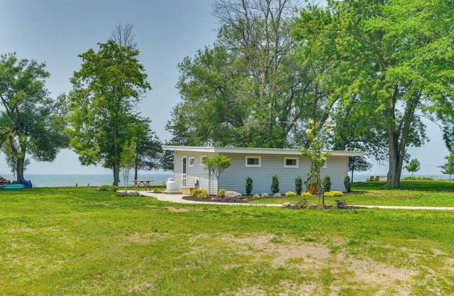 Cozy Beachfront Cottage on Lake Ontario!