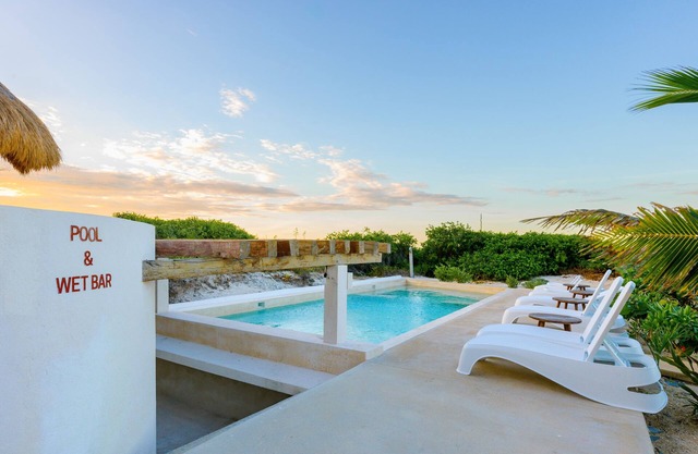 Cozy beachfront apartment with ocean views, pool and balcony