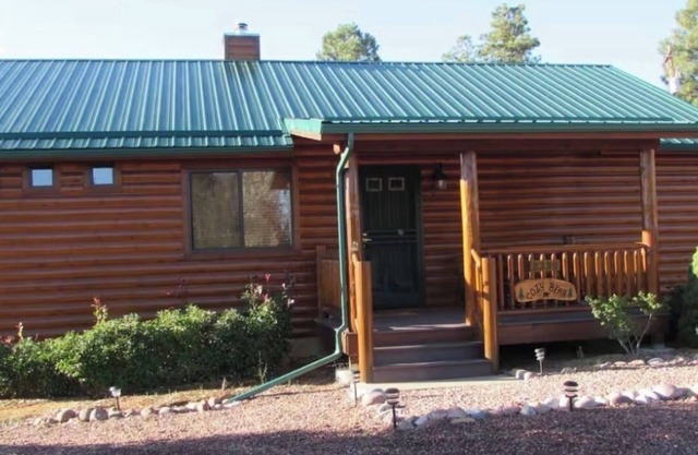 Gemütliche Bärenhütte in Bison Ranch. In der Nähe von Mongollon Rim. Mit einem entspannenden Whirlpool.