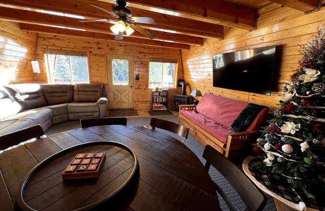 Cozy Bear Cabin Getaway