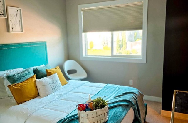 Cozy bedroom in a townhouse in Copperfield Calgary