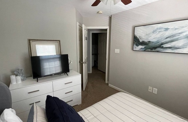Cozy Bedroom in Mountainview Townhouse
