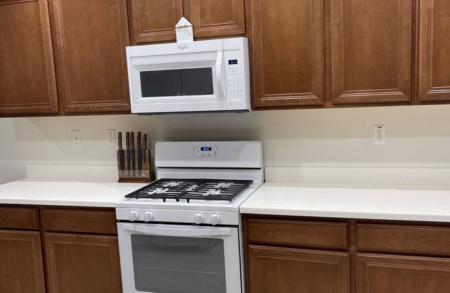 Cozy bedroom & private parking in Victorville