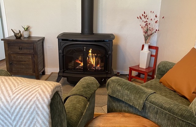 Cozy Berkshire cottage with fireplace.