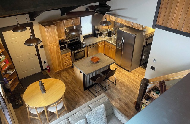 Cozy Big Sky rustic condo, 2 bed, 1 bath, & Loft