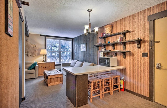 Cozy Big Sky Studio ~ 1 Mile to Mtn Village!