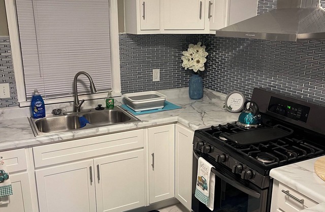 Cozy Blu Oasis, 3/2 home in tranquil Florissant with all your stay needs.