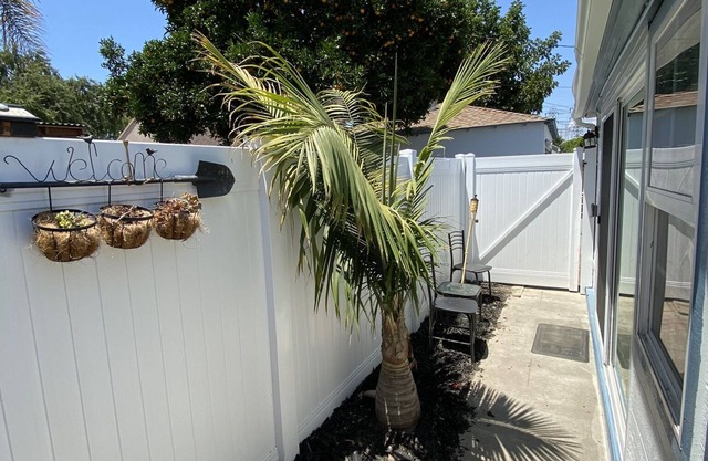 Cozy blue back house w/1 bed, couch bed, 20 mins away from Disneyland and Beach!