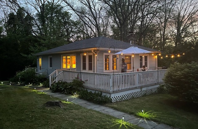 Cozy Blue Bungalow on the Lake, Sleeps 5