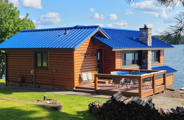 Cozy boat house on the lake! Private dock and beautiful water views!