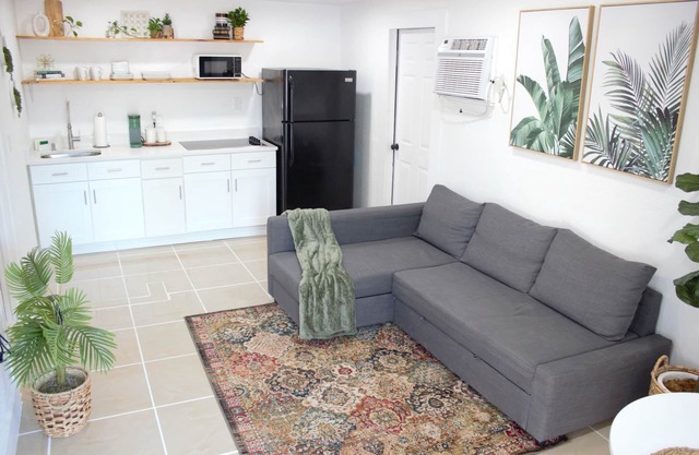 Cozy Boho Guest House w/Patio - 6 min from the beach!