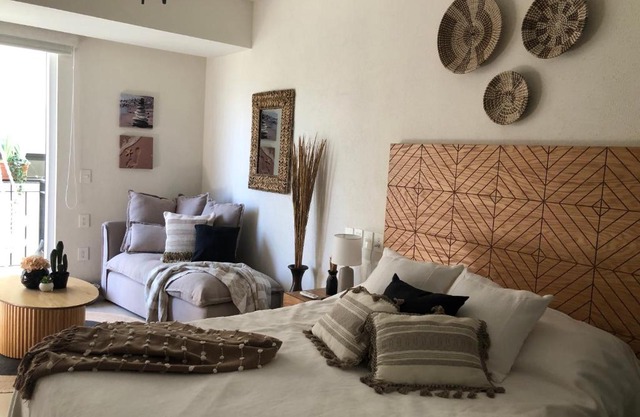Cozy Boho Studio, One Block to the Beach