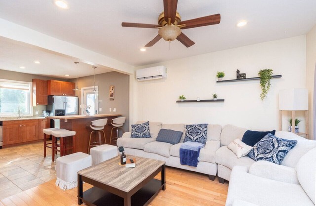 Cozy Boston Homestead : Sleeps 8, Pet Friendly