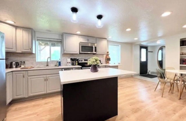 Cozy Bountiful Abode- 3bd/1bth private bsmt/bkyd.