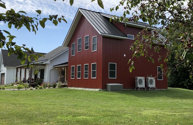 Cozy boutique hotel in Hinesburg, Vermont. Queen bed and private tiled bathroom