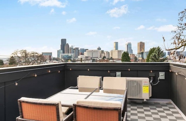 Cozy Brand New 2B2B Space Needle View Pet Friendly
