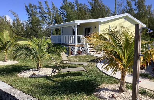 Cozy brand new yellow studio/cottage with free floating dock in Freeport.