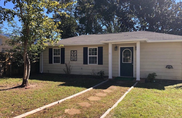 Cozy Breeze Bungalow-walk to beach, harbor, restaurants, quaint downtown.