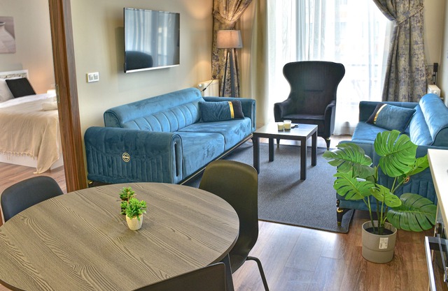 Cozy & Bright 1-Bedroom Apt near City Center AVM