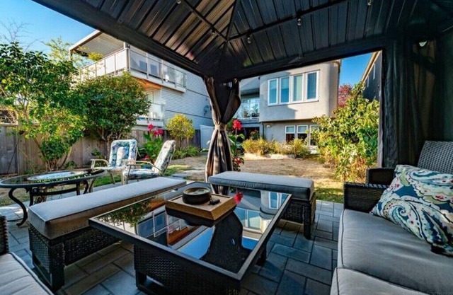 Cozy Bright 2 BR White Rock ground level basement suite near the beach.