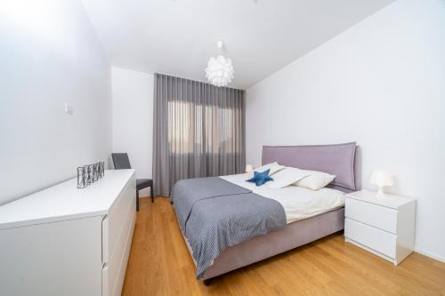 Cozy & Bright Apartment - w/Balcony