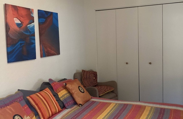 Cozy bright Single Room in Uptown Phoenix - King bed No access to main house.
